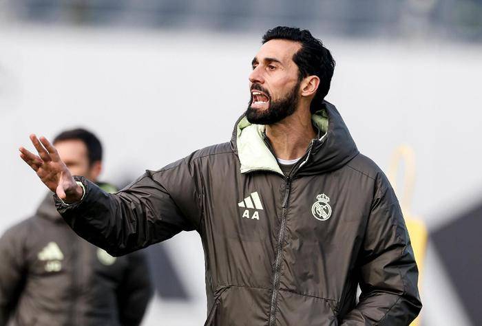 三大名帅在列！皇马换帅面临烦恼，穆里尼奥自荐，老佛爷犯难